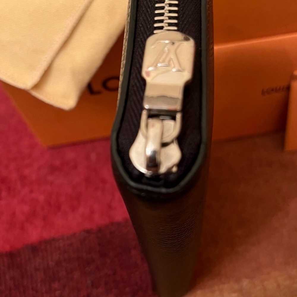 *LIKE NEW* - LOUIS VUITTON ZIPPY VERTICAL TIAGA LEATHER (BLACK) - - Picture 5 of 11